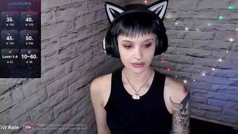 Snapshot of lauren_raquel chatting on 09-21-25, 01:35 Eva online show from 09-21-25, 01:35