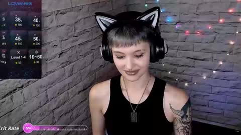 Snapshot of lauren_raquel chatting on 10-06-25, 05:43 Eva online show from 10-06-25, 05:43