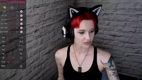 Snapshot of lauren_raquel chatting on 06-04-26, 06:36 Eva online show from 06-04-26, 06:36