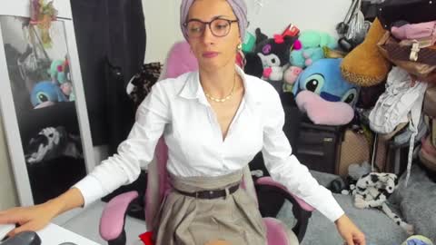 Snapshot of laurencesophiets chatting on 01-11-25, 04:14 SF online show from 01-11-25, 04:14