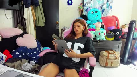 Snapshot of laurencesophiets chatting on 01-22-25, 11:32 SF online show from 01-22-25, 11:32