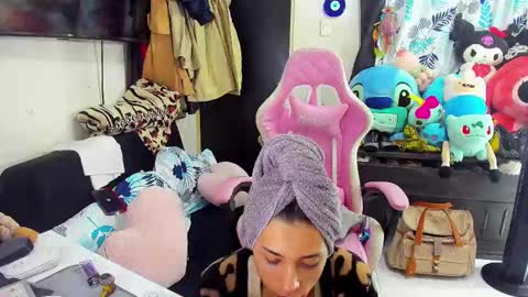 Snapshot of laurencesophiets chatting on 03-09-25, 04:11 SF online show from 03-09-25, 04:11