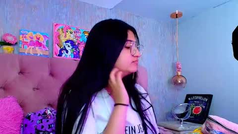 Snapshot of laurenelovex chatting on 01-15-26, 04:50 Laurene online show from 01-15-26, 04:50