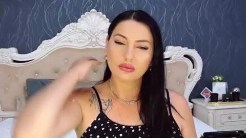 Snapshot of laurenjenssen chatting on 07-14-26, 02:01 Laura online show from 07-14-26, 02:01