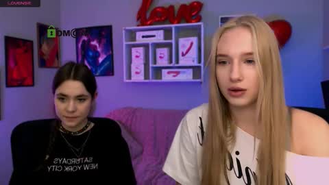 Snapshot of laurenmurrr chatting on 02-15-26, 10:14 Laure online show from 02-15-26, 10:14