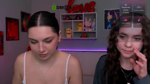 Snapshot of laurenmurrr chatting on 02-27-26, 11:10 Laure online show from 02-27-26, 11:10