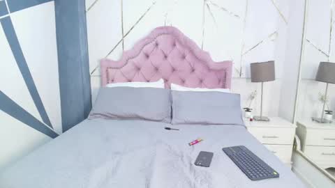 Snapshot of laurensnow1_ chatting on 02-14-25, 04:31 Lauren online show from 02-14-25, 04:31
