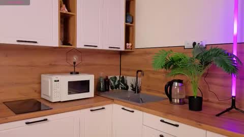 Laura online show from 12-04-25, 05:06