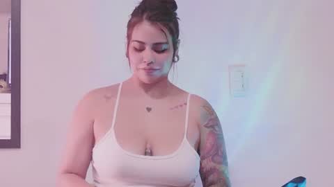 Snapshot of lauuuuuu_9 chatting on 06-19-26, 01:43 online show from 06-19-26, 01:43