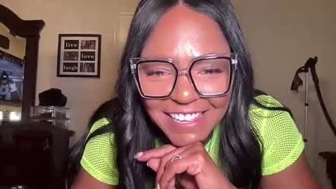 Snapshot of lavishly69 chatting on 10-08-25, 01:25 Brownsugar69 online show from 10-08-25, 01:25