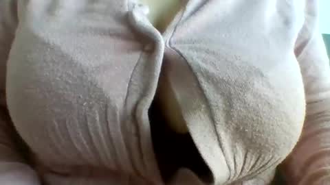 Snapshot of layannalea chatting on 11-30-25, 11:42 layannalea online show from 11-30-25, 11:42