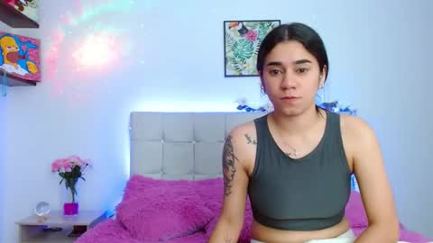 Snapshot of layla_roma chatting on 01-15-25, 04:57 Lia and Rachel online show from 01-15-25, 04:57