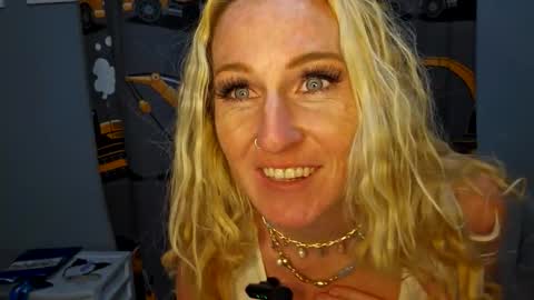 Snapshot of laylalucks chatting on 10-22-25, 03:18 laylalucks online show from 10-22-25, 03:18