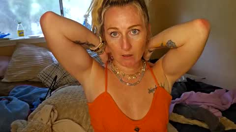 Snapshot of laylalucks chatting on 10-22-25, 05:34 laylalucks online show from 10-22-25, 05:34