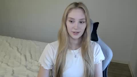 LaylaPretty001 online show from 10-31-25, 06:47