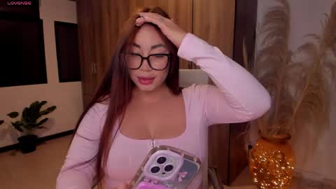 Snapshot of leah_01 chatting on 05-19-26, 01:22 Leah online show from 05-19-26, 01:22