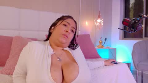 Snapshot of leah_bensoon chatting on 10-06-25, 03:09 Leah online show from 10-06-25, 03:09