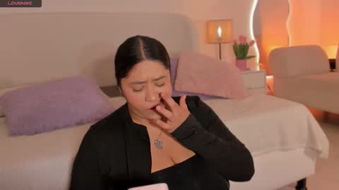 Snapshot of leah_bensoon chatting on 10-25-25, 03:40 Leah online show from 10-25-25, 03:40