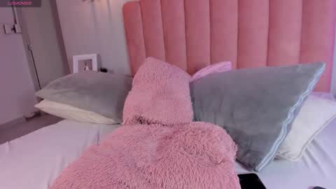 Snapshot of leah_bensoon chatting on 11-23-25, 04:18 Leah online show from 11-23-25, 04:18