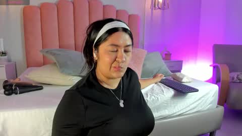 Snapshot of leah_bensoon chatting on 11-24-25, 03:34 Leah online show from 11-24-25, 03:34