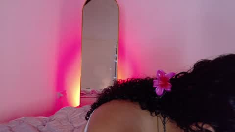 Snapshot of leahangel_ chatting on 05-11-26, 02:45 LEAH ANGEL online show from 05-11-26, 02:45