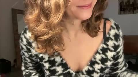 Snapshot of leahsparkles chatting on 12-17-25, 02:45 Leah Sparkles online show from 12-17-25, 02:45