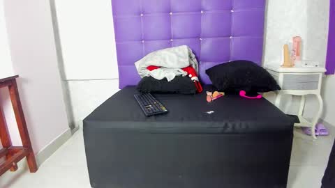 leamoreau__ online show from 11-06-25, 11:44