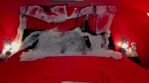 LeaNoir online show from 10-31-25, 06:03