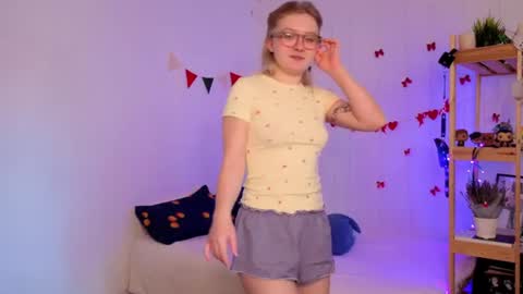 Snapshot of leazy_peasy chatting on 06-12-26, 06:34 Ellie online show from 06-12-26, 06:34