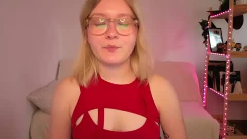 Snapshot of leazy_peasy chatting on 07-28-26, 07:04 Ellie online show from 07-28-26, 07:04