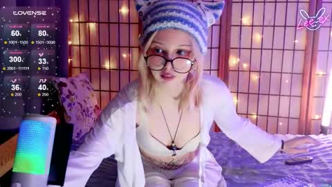 Lee ex online show from 11-23-25, 01:05