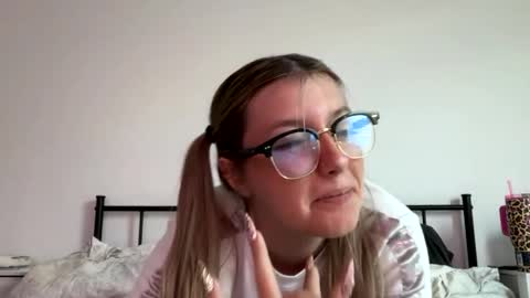 Snapshot of leeannerose chatting on 05-24-26, 08:25 leeannerose online show from 05-24-26, 08:25