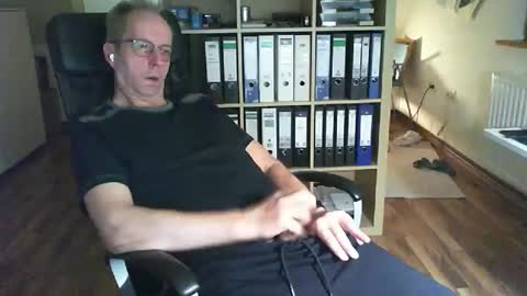 Snapshot of lefti27 chatting on 11-19-25, 11:05 Dave online show from 11-19-25, 11:05