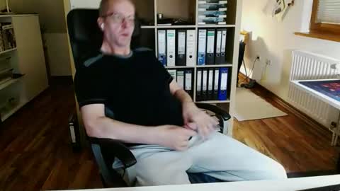 Snapshot of lefti27 chatting on 04-24-26, 10:34 Dave online show from 04-24-26, 10:34