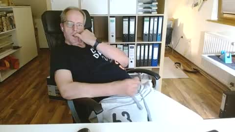 Snapshot of lefti27 chatting on 07-19-26, 10:24 Dave online show from 07-19-26, 10:24