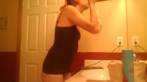 Snapshot of legzbailey chatting on 09-21-25, 05:20 taylor babe1 online show from 09-21-25, 05:20