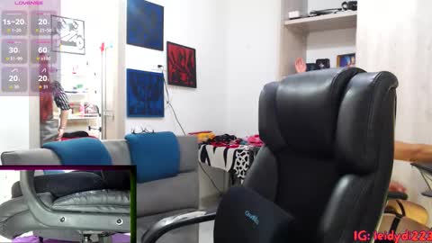 Snapshot of leidycrstnch21 chatting on 10-19-25, 01:23 LeidyDi223 online show from 10-19-25, 01:23