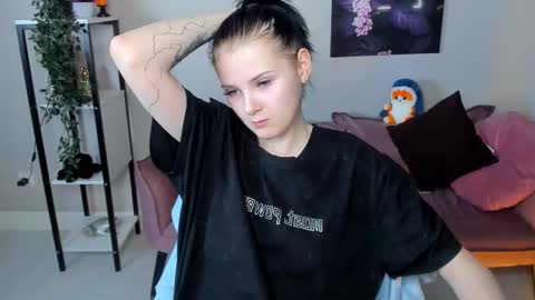 Snapshot of leila_xxbaby chatting on 11-22-25, 05:56 Leila online show from 11-22-25, 05:56