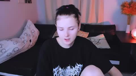 Snapshot of leila_xxbaby chatting on 11-27-25, 01:57 Leila online show from 11-27-25, 01:57