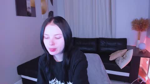 Snapshot of leila_xxbaby chatting on 11-28-25, 01:25 Leila online show from 11-28-25, 01:25