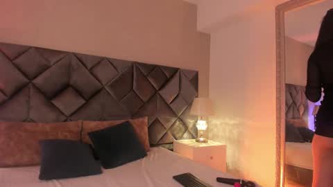 Leizathompson online show from 03-26-26, 04:12