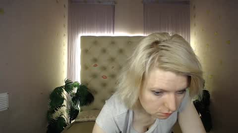 Snapshot of lena_paulles chatting on 12-24-24, 04:00 Lena online show from 12-24-24, 04:00