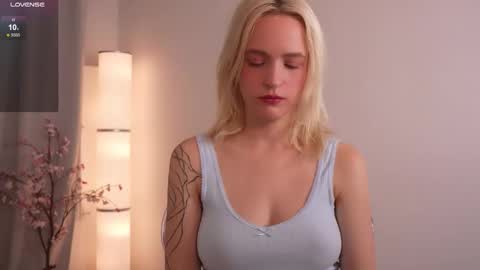 Snapshot of leo_lulu chatting on 11-18-25, 04:00 Ashly online show from 11-18-25, 04:00