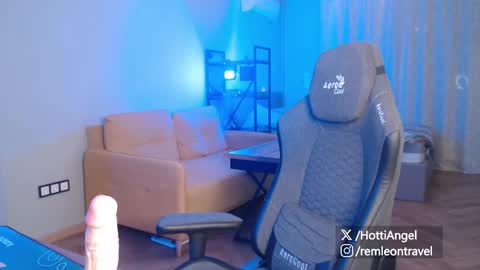 Leon online show from 03-22-26, 01:20