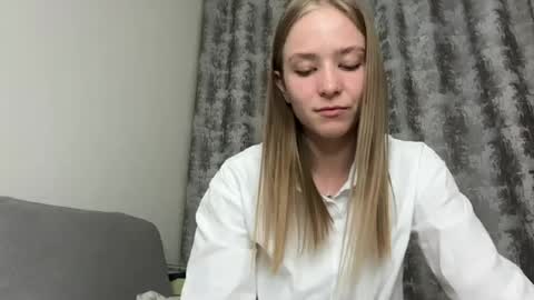 Snapshot of leona_grand chatting on 06-11-26, 02:26 Emma online show from 06-11-26, 02:26
