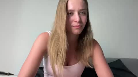 Snapshot of leona_grand chatting on 06-23-26, 01:31 Emma online show from 06-23-26, 01:31
