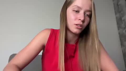 Snapshot of leona_grand chatting on 06-25-26, 01:04 Emma online show from 06-25-26, 01:04