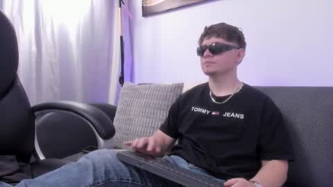 Leo  online show from 12-19-25, 04:52