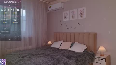 Nicole Moore online show from 02-12-25, 01:37