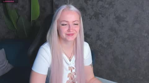 Snapshot of leslie_bell chatting on 09-26-25, 02:15 Joyce online show from 09-26-25, 02:15